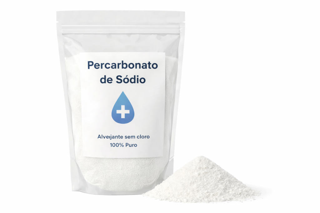 Percarbonato de sódio em pó utilizado como alvejante sem cloro para limpeza doméstica