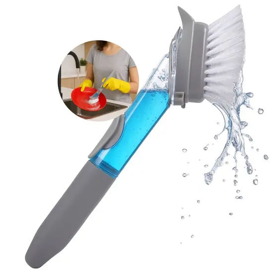 Escova lava louças multiuso com cabo e reservatório para detergente sendo utilizada para limpar pratos na pia da cozinha.