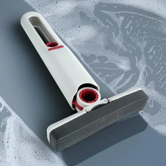 Rodo para box de banheiro com lâmina de silicone sendo utilizado para remover água do vidro após o banho.