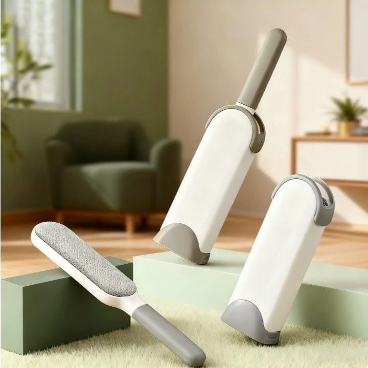 Escova manual removendo pelos de tecido em sofá ou roupa, indicada para limpeza de superfícies com fios acumulados