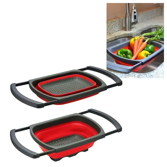 Escorredor de alimentos retrátil apoiado na pia da cozinha sendo utilizado para lavar e escorrer legumes e verduras.