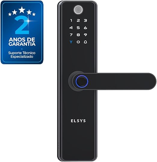 Fechadura digital preta instalada em porta com leitor biométrico, teclado numérico e conexão com aplicativo no celular.